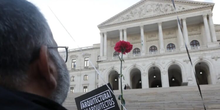 Ordem dos Arquitetos pondera “medidas mais duras” face a baixos salários e alta emigração