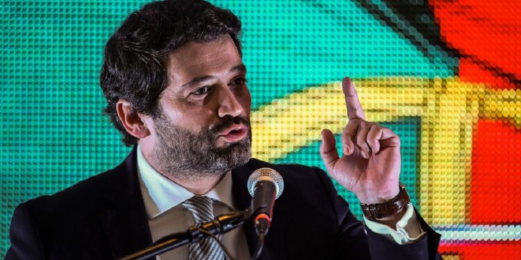 Ventura diz que Montenegro lhe ofereceu lugar no Governo em troca do "sim" ao Orçamento