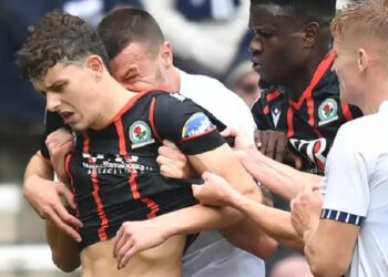 Jogador da liga inglesa mordeu o adversário e já conheceu o castigo