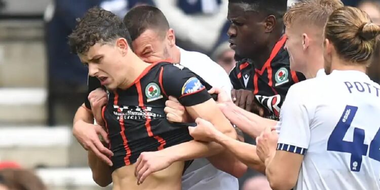 Jogador da liga inglesa mordeu o adversário e já conheceu o castigo