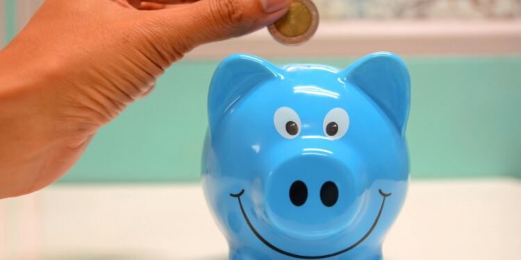 Poupar quase 6 mil euros num ano? Siga o desafio da poupança de 1 euro