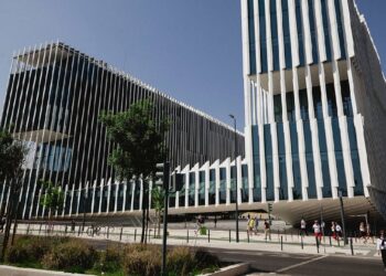 EDP Comercial anuncia que preço da luz vai baixar 6% a partir de janeiro 12 EDP Comercial anuncia que preço da luz vai baixar 6% a partir de janeiro