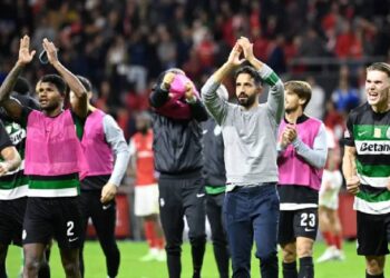 Sporting contínua a liderar mesmo na hora do 'adeus' 15 Sporting contínua a liderar mesmo na hora do 'adeus'