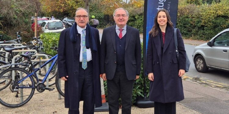 Secretário de Estado urge consulados a informarem comunidades portuguesas com panfletos