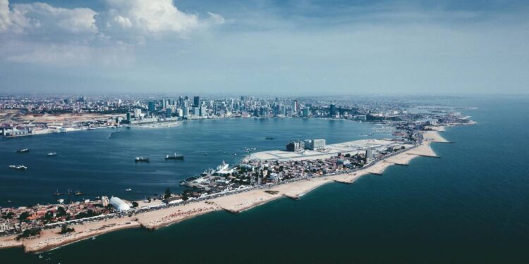 Angola empenhada em ter economia menos dependente do petróleo