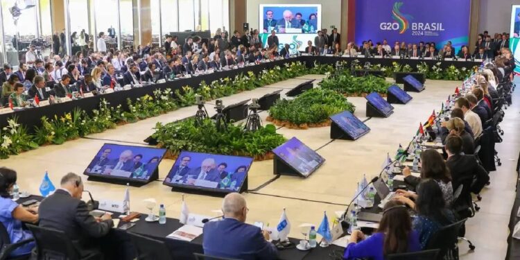 Montenegro despede-se da cimeira do G20 e encontra-se com portugueses